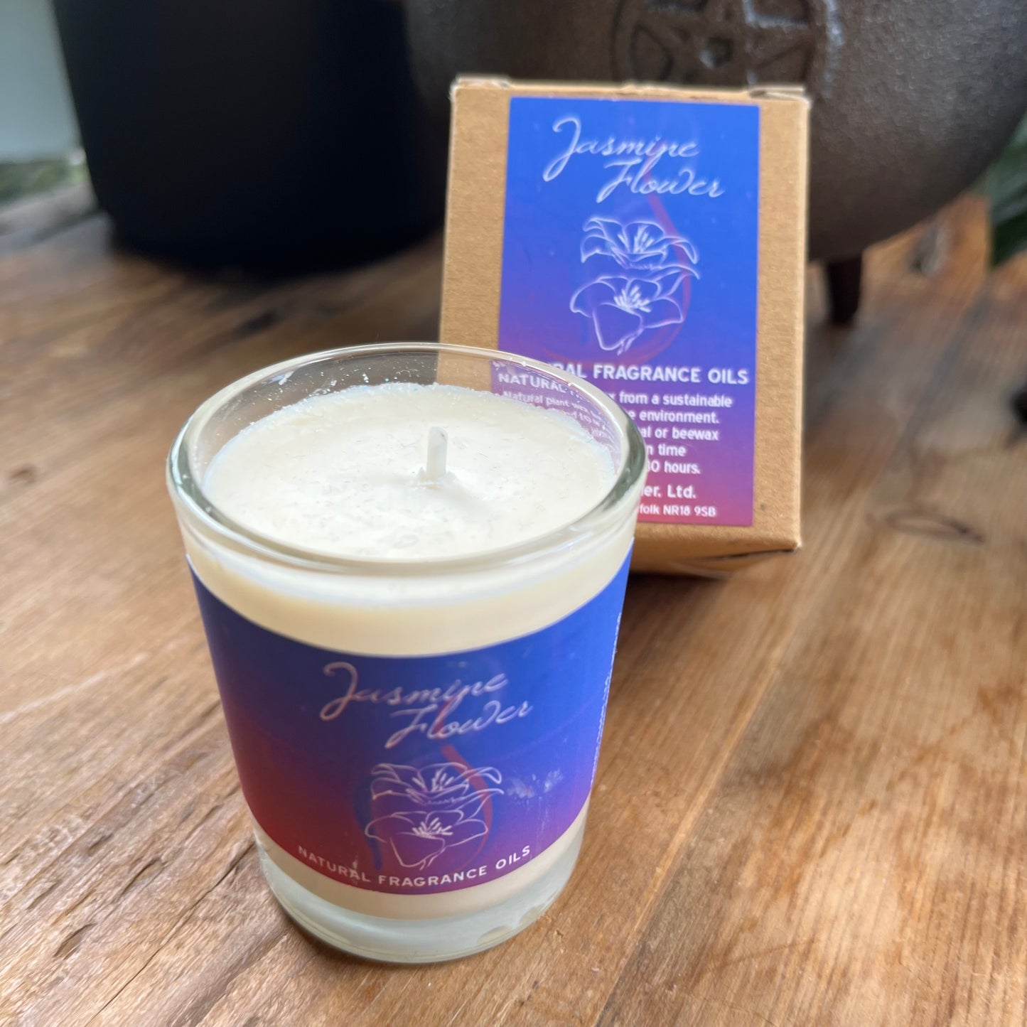 White candle with Jasmine fragrance and a presentation box