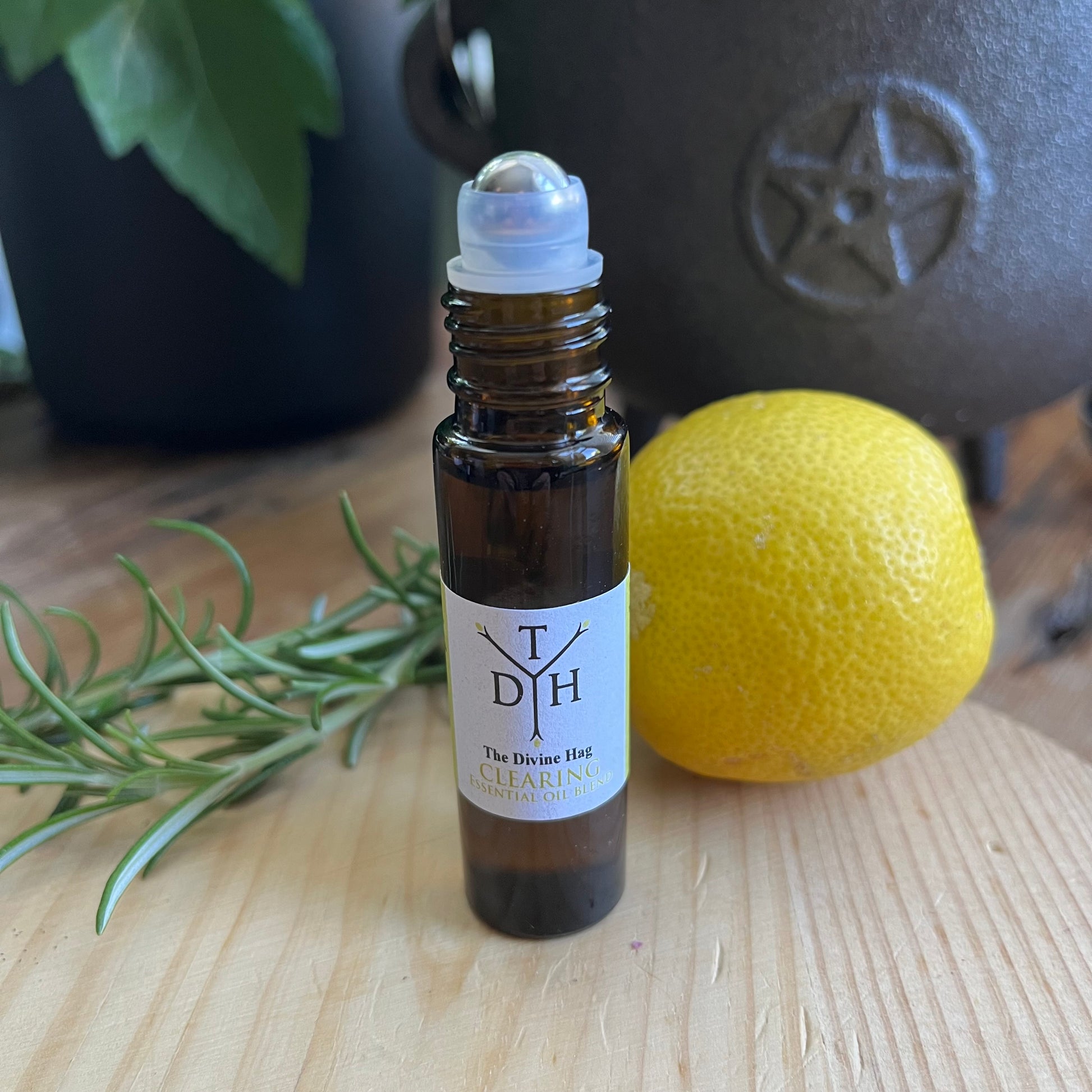 100% natural organic essential oils, an uplifting blend of Clary Sage, Cypress, Lemon, Citronella & Rosemary to Shift the Mood. Clear the Space. Feel Refreshed.
