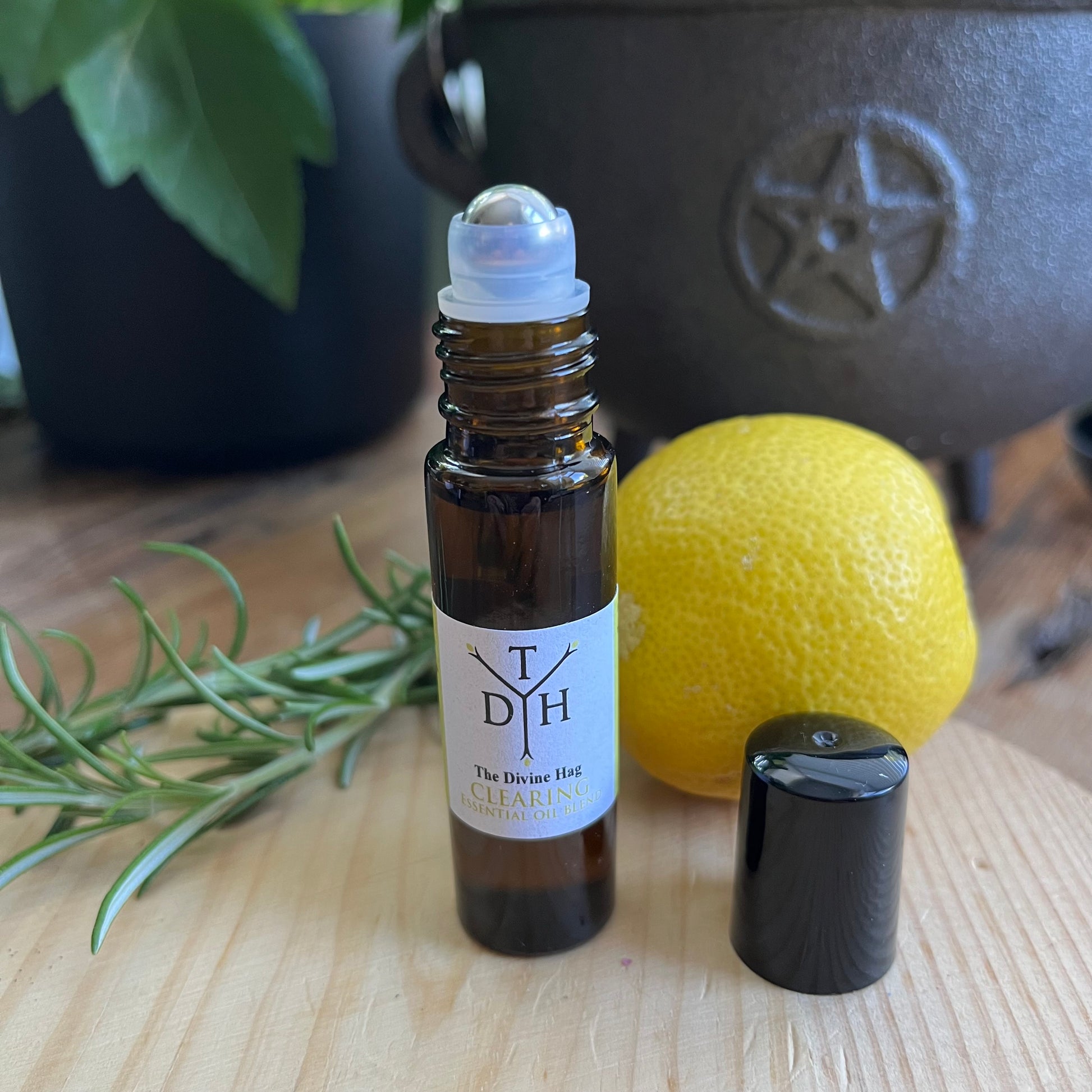 100% natural organic essential oils, an uplifting blend of Clary Sage, Cypress, Lemon, Citronella & Rosemary to Shift the Mood. Clear the Space. Feel Refreshed.