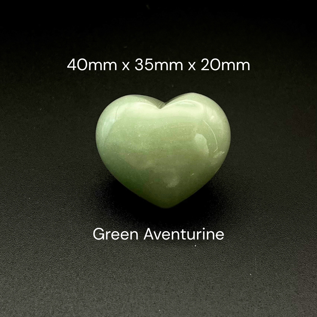 A polished heart-shaped green aventurine stone on a dark background, with white text overlay showing its dimensions as 40mm x 35mm x 20mm and the label 'Green Aventurine'.
