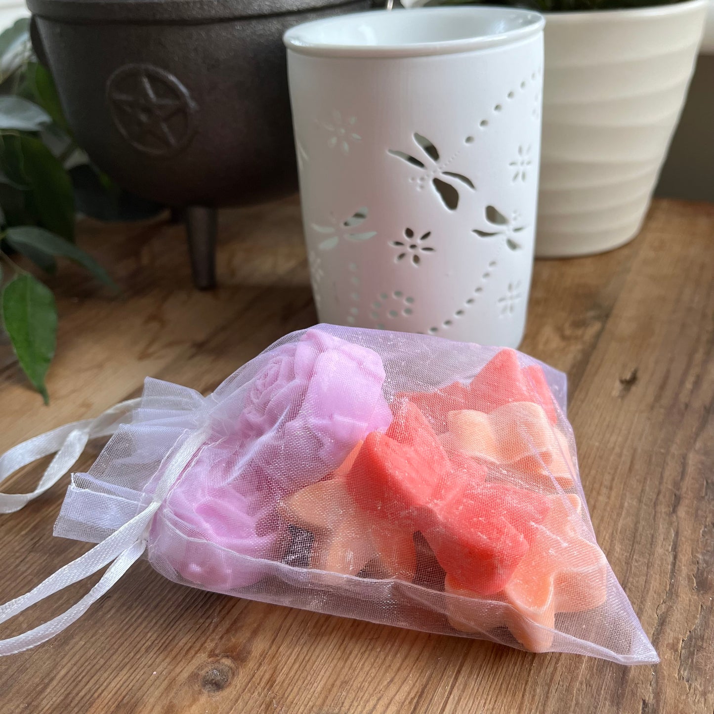 9 wax melts in an organza bag, 3 flower shaped, 2 starshaped, 3 dragonfly shaped 