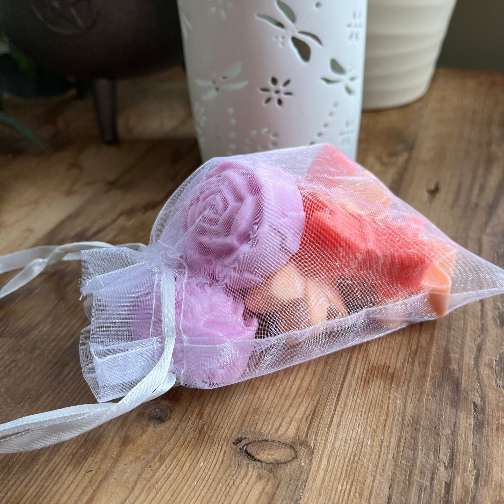 9 wax melts in an organza bag, 3 flower shaped, 2 starshaped, 3 dragonfly shaped 